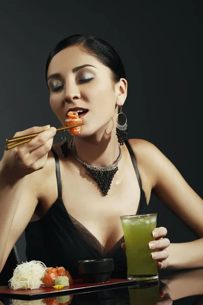 Mujer Comiendo Sashimi Salmón Con Verde Frío — Foto de Stock