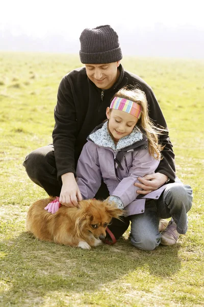 Familjen Spenderar Helgen Parken — Stockfoto