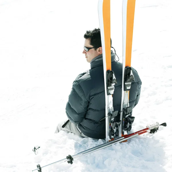 Homme Skieur Assis Avec Ses Skis Bâtons Ski — Photo