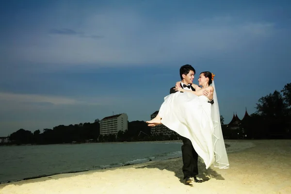 Sposo Che Porta Sposa Sulla Spiaggia — Foto Stock