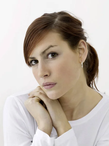 Mujer Poniendo Una Cara Seria Sobre Fondo Blanco —  Fotos de Stock