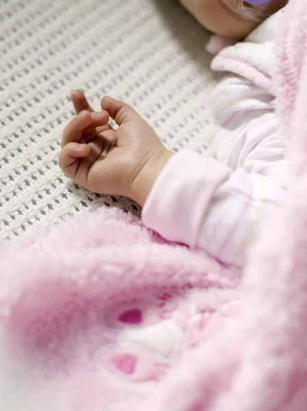 Baby Sover Spjälsängen Med Fokus Sin Lilla Hand — Stockfoto