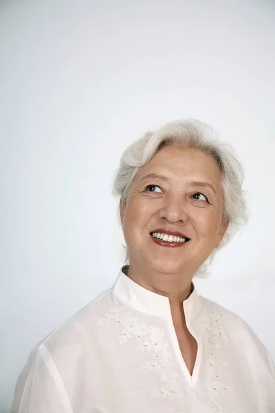 Mulher Sênior Sorrindo Enquanto Olha Para Cima — Fotografia de Stock