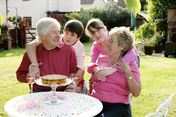 Een Meisje Jongen Die Hun Grootouders Een Verrassingsbezoek Brengen — Stockfoto