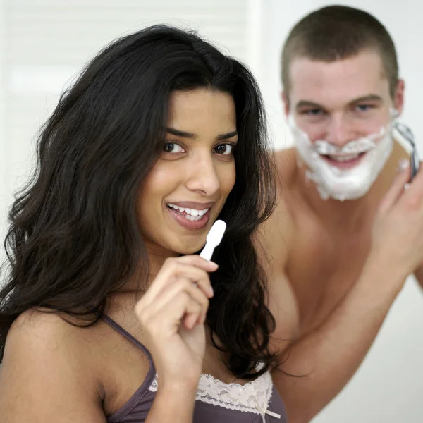 Erkek Kız Arkadaşı Dişlerini Fırçalarken Yüzünü Tıraş Ediyor — Stok fotoğraf