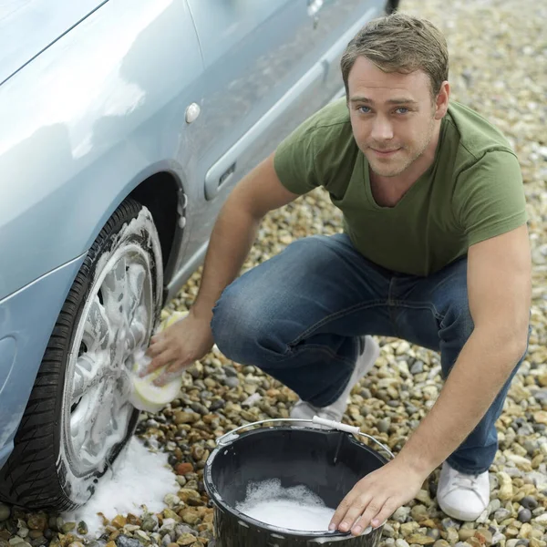 Hombre Lavado Coche Rueda — Foto de Stock