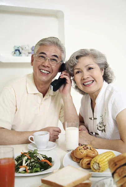 Старший Говорит Телефону Старшая Женщина Пытается Слушать — стоковое фото
