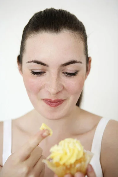 Retrato Mujer Comiendo Cupcake — Foto de Stock