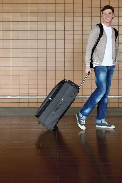 Hombre Con Equipaje Pie Aeropuerto Con Signo Terminal Fondo — Foto de Stock