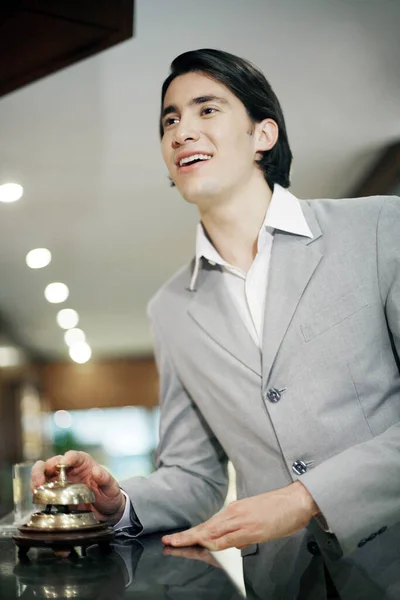 Hombre Tocando Campana Mostrador Recepción Del Hotel — Foto de Stock