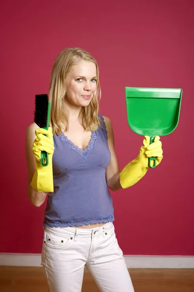 戴橡胶手套拿着手扫帚和沙盘的女人 — 图库照片