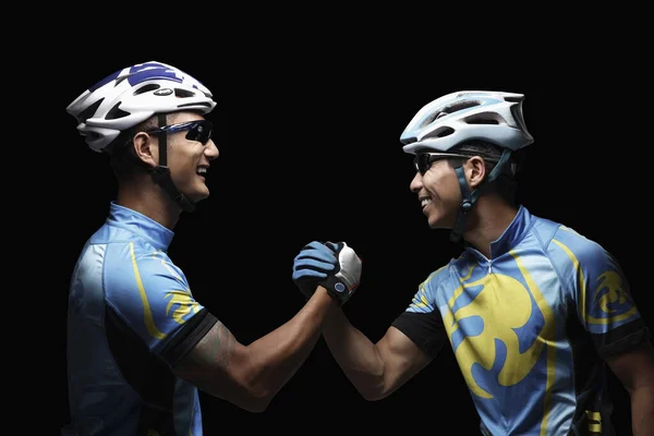 Dos Ciclistas Machos Estrechando Las Manos — Foto de Stock