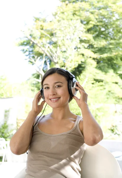 Kvinna Lyssnar Musik Hörlurar — Stockfoto