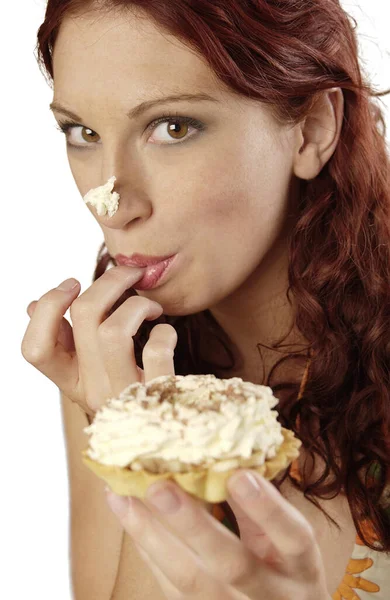 Młoda Kobieta Jedząca Ciasto — Zdjęcie stockowe