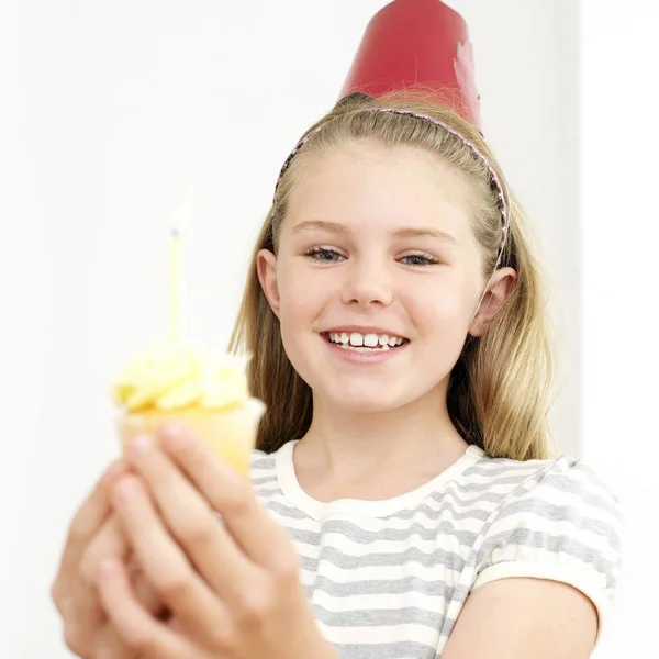 Menina Segurando Cupcake Com Vela — Fotografia de Stock