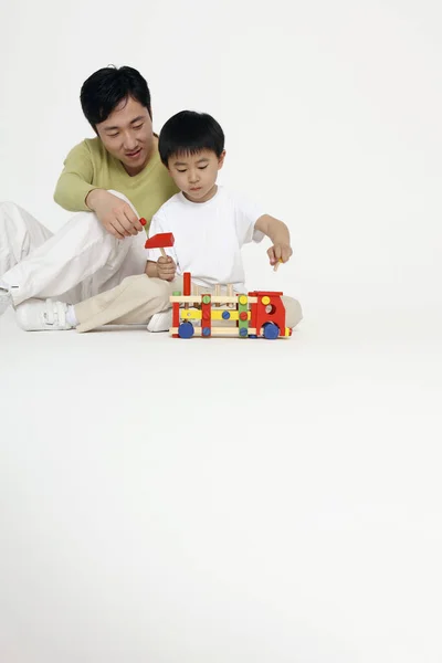 Erkek Çocuk Eğitici Oyuncaklarla Oynuyor — Stok fotoğraf