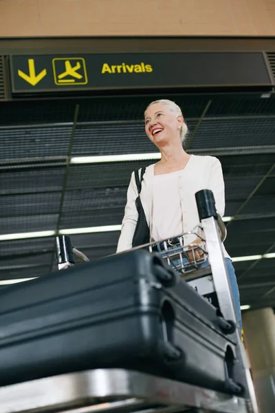 Vrouw Duwen Bagage Kar Luchthaven — Stockfoto