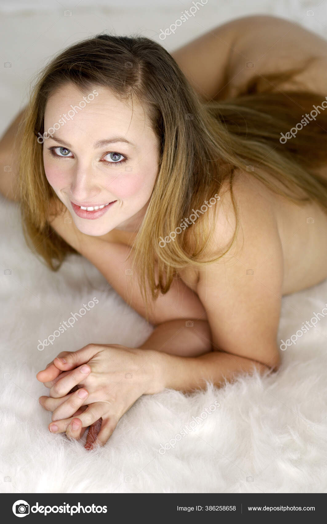 Foto de mulher nua deitada