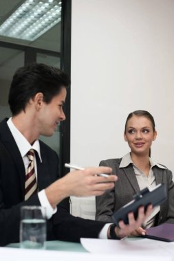 İş adamı ve iş kadını tartışıyorlar.