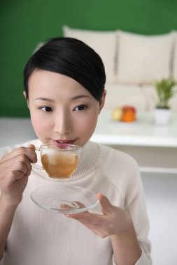 Bir fincan çay içen kadın.