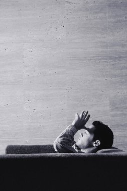 Genç işadamının başı ağrıyor