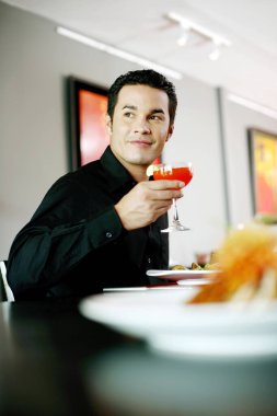Lüks bir restoranda yemek yiyen bir adam.