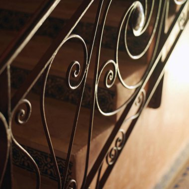 Merdivenin korkuluğu.