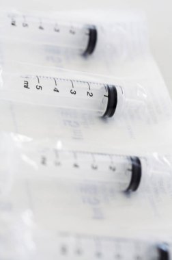 Masadaki şırıngaları kapat. 