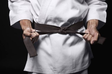 Adam kemerini sıkıyor.