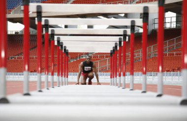 Adam engelleri aşmaya hazırlanıyor.