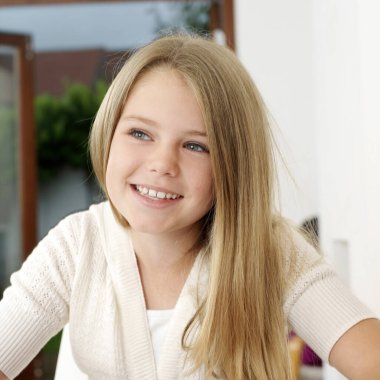 Kız başka tarafa bakarken gülümsüyor.