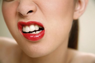 Kızgın bakışlı genç kadın.