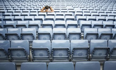 Stadyum koltuğunda depresif bir adam