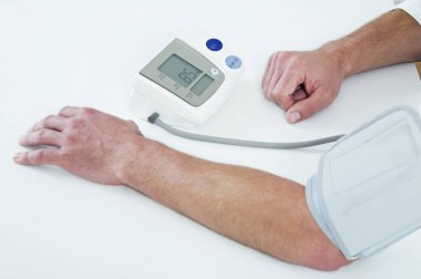 Tansiyon muayenesi olan bir adam.