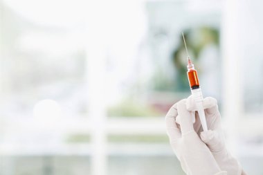 Elin şırıngayı tutuyor.