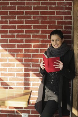 Kitap okuyan genç bir kadın