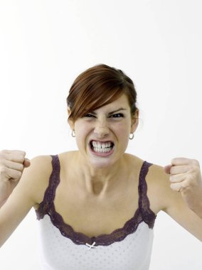 Beyaz arka planda kızgın bir kadın 