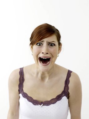 Beyaz arka planda dehşete düşmüş bir kadın 