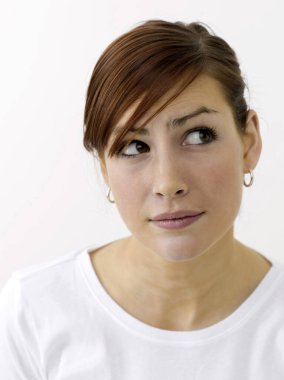 Beyaz arka planda düşünen kadın 