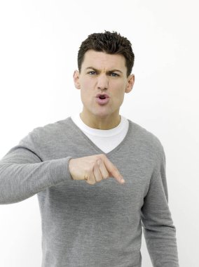 Beyaz arka planda kızgın bir adam var. 