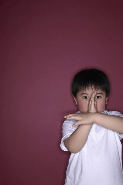 Elleri havada çocuk savunma modunda