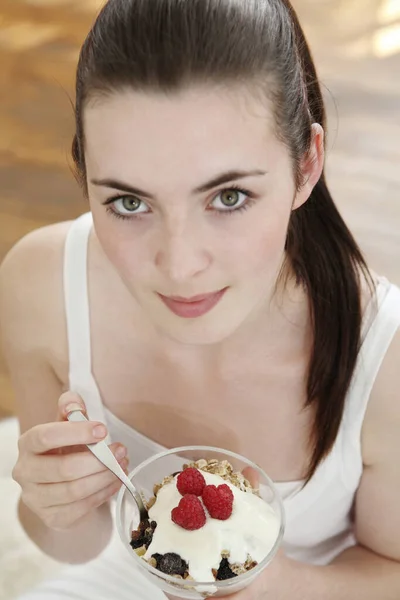 Mujer Sosteniendo Tazón Cereal Desayuno Con Frambuesas — Foto de Stock