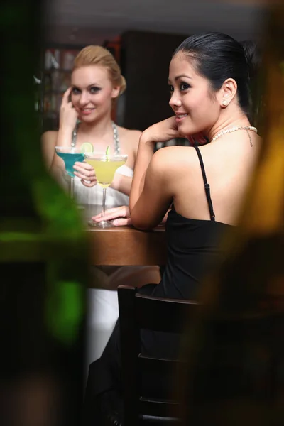 Donne Che Bevono Bar — Foto Stock