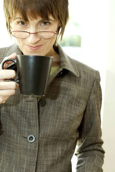 Empresaria Bebiendo Una Taza Café — Foto de Stock