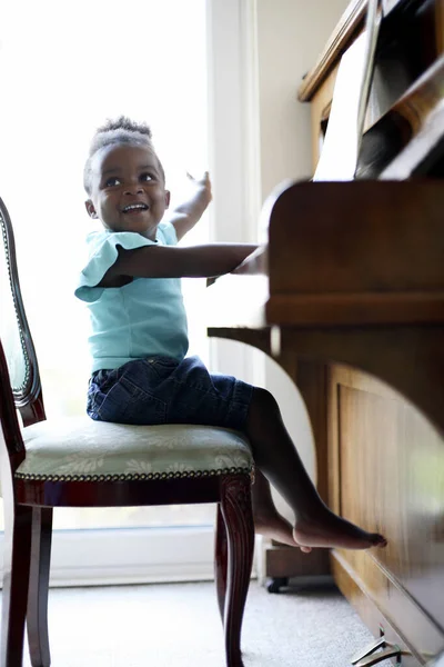 Lilla Flicka Spelar Piano — Stockfoto