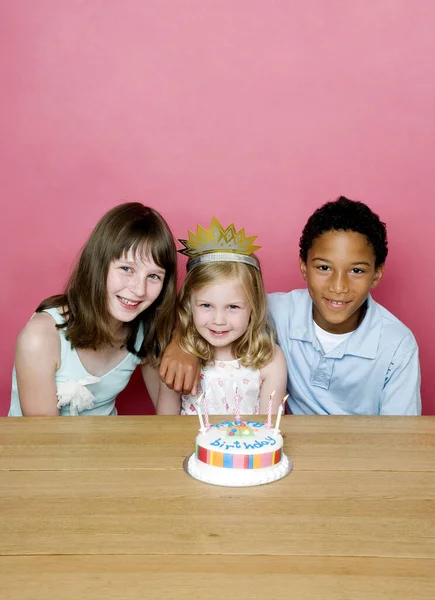 Lächelnde Kinder Feiern Geburtstag — Stockfoto
