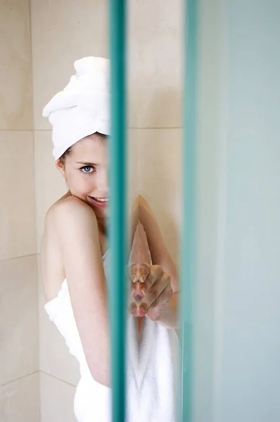 Saçları Vücudu Havluya Sarılı Bir Kadın Duş Kapısının Arkasında Saklanıyor — Stok fotoğraf