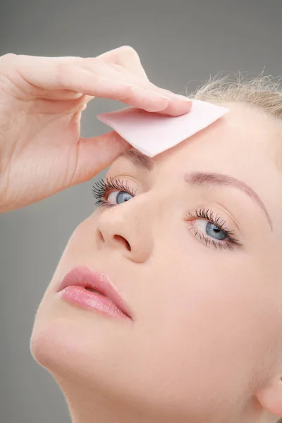 Mujer Limpiando Frente Con Algodón — Foto de Stock