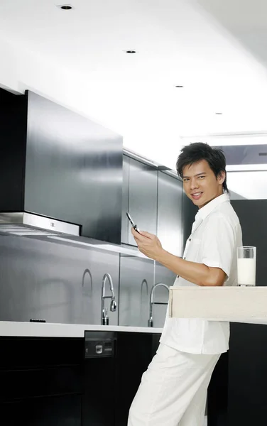 Mann Telefoniert Der Küche — Stockfoto