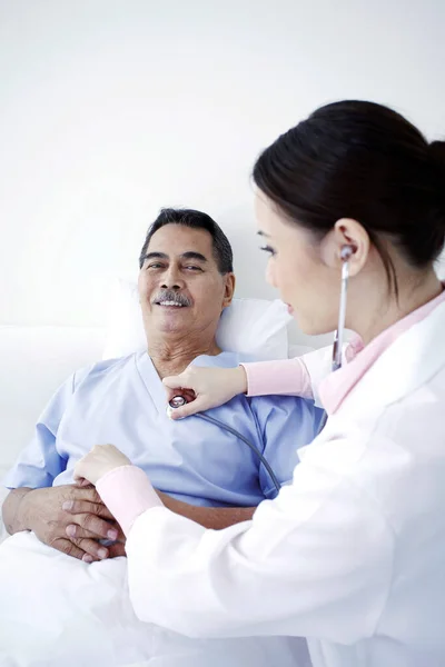 Arzt Untersucht Patientin Auf Station — Stockfoto